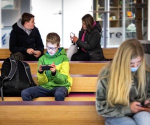 epa09676981 Students of the Fioretti College are waiting for the first lesson in Lisse, Netherlands, 10 January 2022. Primary and secondary education will be reopened after pupils have had a longer Christmas holiday. The cabinet decided to extend the holiday to control the spread of the coronavirus.  EPA/Ramon van Flymen