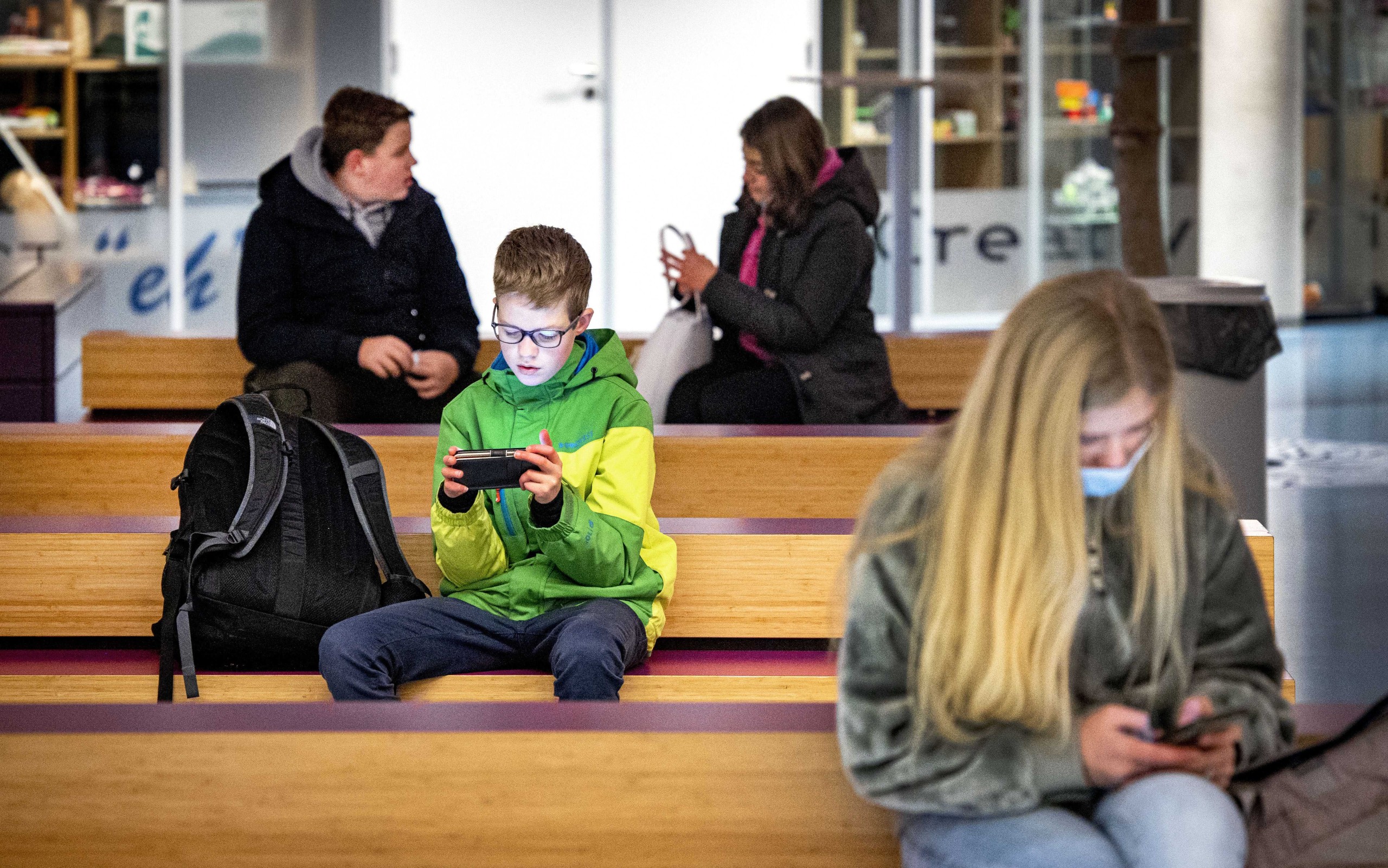 epa09676981 Students of the Fioretti College are waiting for the first lesson in Lisse, Netherlands, 10 January 2022. Primary and secondary education will be reopened after pupils have had a longer Christmas holiday. The cabinet decided to extend the holiday to control the spread of the coronavirus.  EPA/Ramon van Flymen