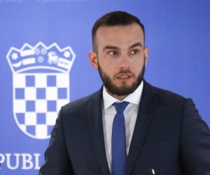 Zagreb, 10.01.2022 - Gospodarsko-socijalno vijeće održalo je sjednicu na kojoj će se, između ostaloga, raspravljati o proračunu i njegovoj perspektivi u 2022. godini. Na fotografiji Josip Aladrović, izjave nakon sastanka GSV-a.
foto HINA/ Admir BULJUBAŠIĆ/ abu
