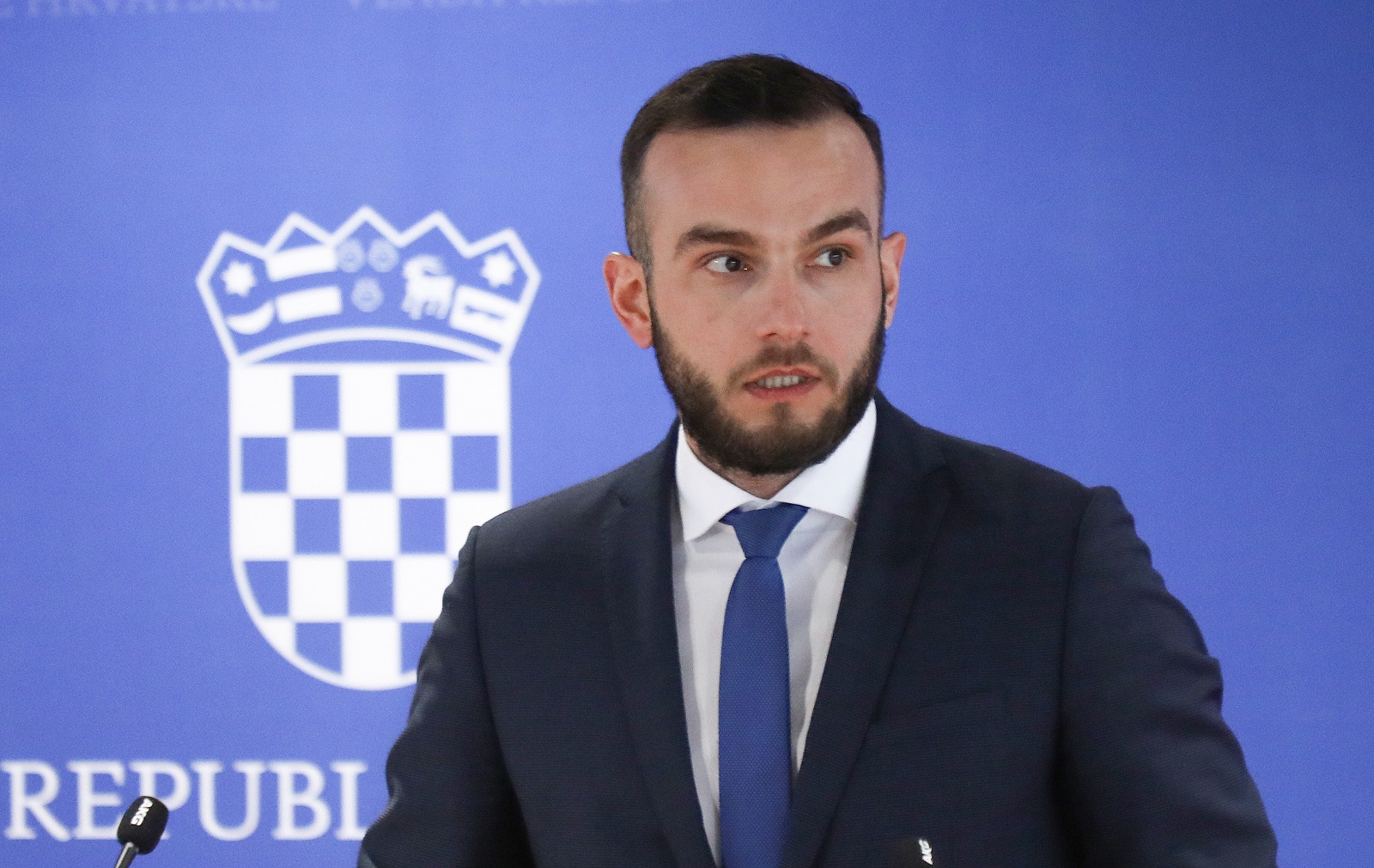Zagreb, 10.01.2022 - Gospodarsko-socijalno vijeće održalo je sjednicu na kojoj će se, između ostaloga, raspravljati o proračunu i njegovoj perspektivi u 2022. godini. Na fotografiji Josip Aladrović, izjave nakon sastanka GSV-a.
foto HINA/ Admir BULJUBAŠIĆ/ abu