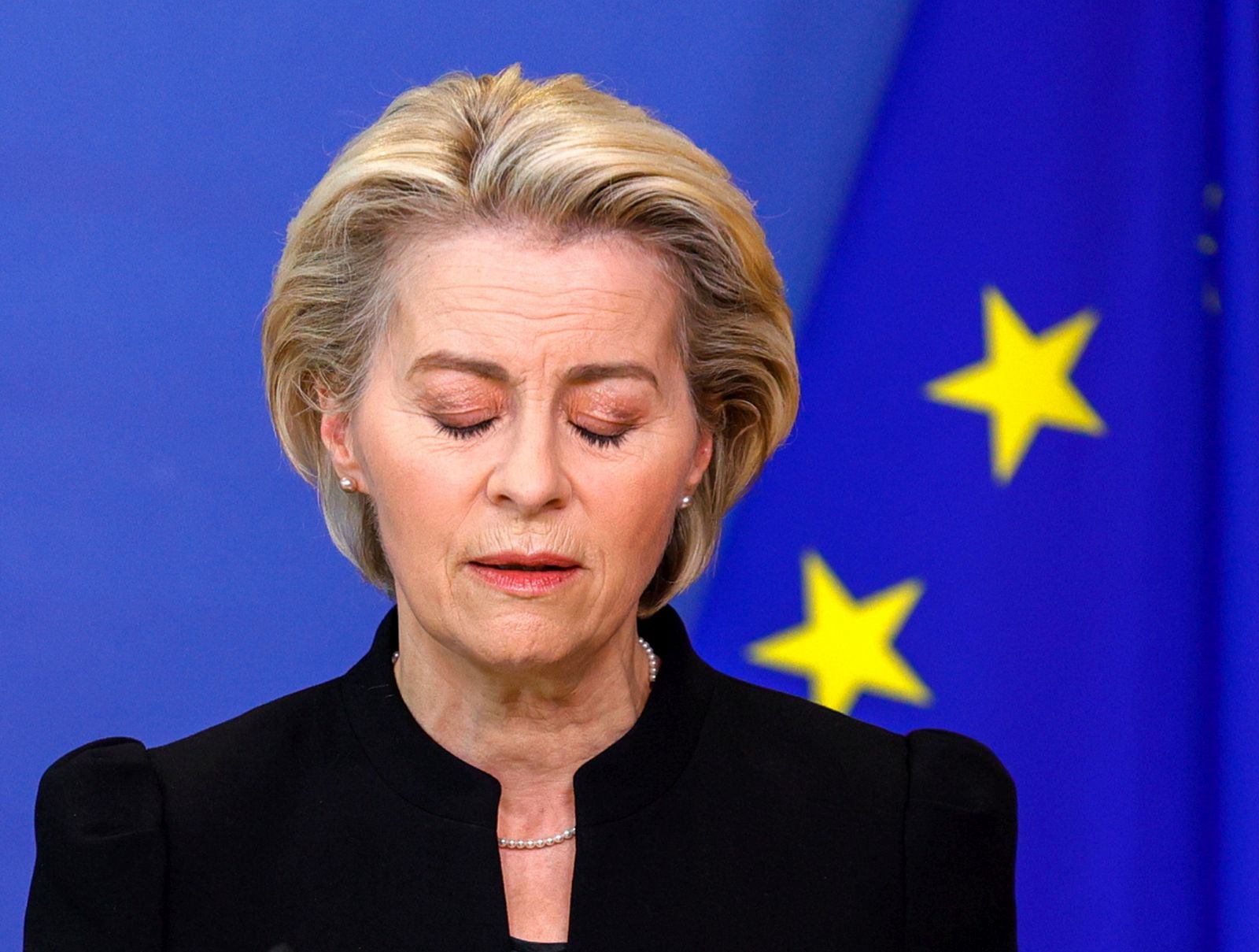 epa09678378 European Commission President Ursula von der Leyen prepares to make a statement, regarding the death of European Parliament President David Sassoli, at EU headquarters in Brussels, Belgium, 11 January 2022. David Sassoli, the Italian journalist who worked his way up in politics and became president of the European Union's parliament, died at a hospital in Italy early 11 January 2022 his spokesperson said.  EPA/OLIVIER MATTHYS / POOL