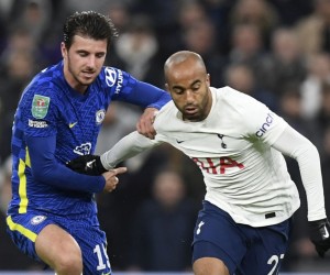 epa09681206 Lucas Moura (R) of Tottenham in action against Mason Mount (L) of Chelsea during the English Carabao Cup semi final, second leg soccer match between Tottenham Hotspur and Chelsea FC in London, Britain, 12 January 2022.  EPA/NEIL HALL EDITORIAL USE ONLY. No use with unauthorized audio, video, data, fixture lists, club/league logos or 'live' services. Online in-match use limited to 120 images, no video emulation. No use in betting, games or single club/league/player publications