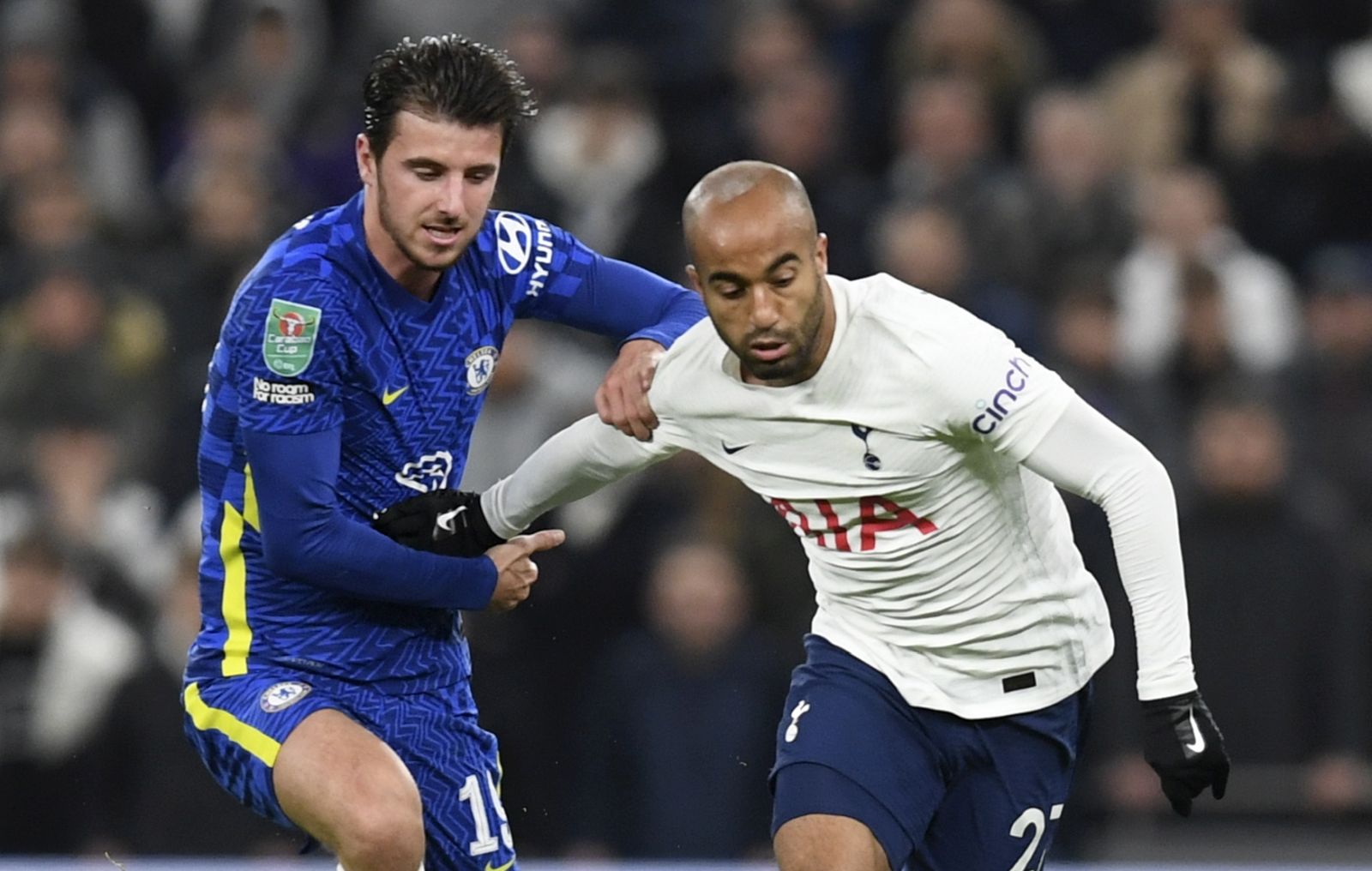 epa09681206 Lucas Moura (R) of Tottenham in action against Mason Mount (L) of Chelsea during the English Carabao Cup semi final, second leg soccer match between Tottenham Hotspur and Chelsea FC in London, Britain, 12 January 2022.  EPA/NEIL HALL EDITORIAL USE ONLY. No use with unauthorized audio, video, data, fixture lists, club/league logos or 'live' services. Online in-match use limited to 120 images, no video emulation. No use in betting, games or single club/league/player publications