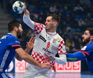 epa09683801 Ante Gadza (C) of Croatia in action against Nikola Karabatic (L) and Ludovic Fabregas of France during the Men's European Handball Championship preliminary round match between France and Croatia at  Pick Arena in Szeged, Hungary, 13 January 2022.  EPA/Tibor Illyes HUNGARY OUT