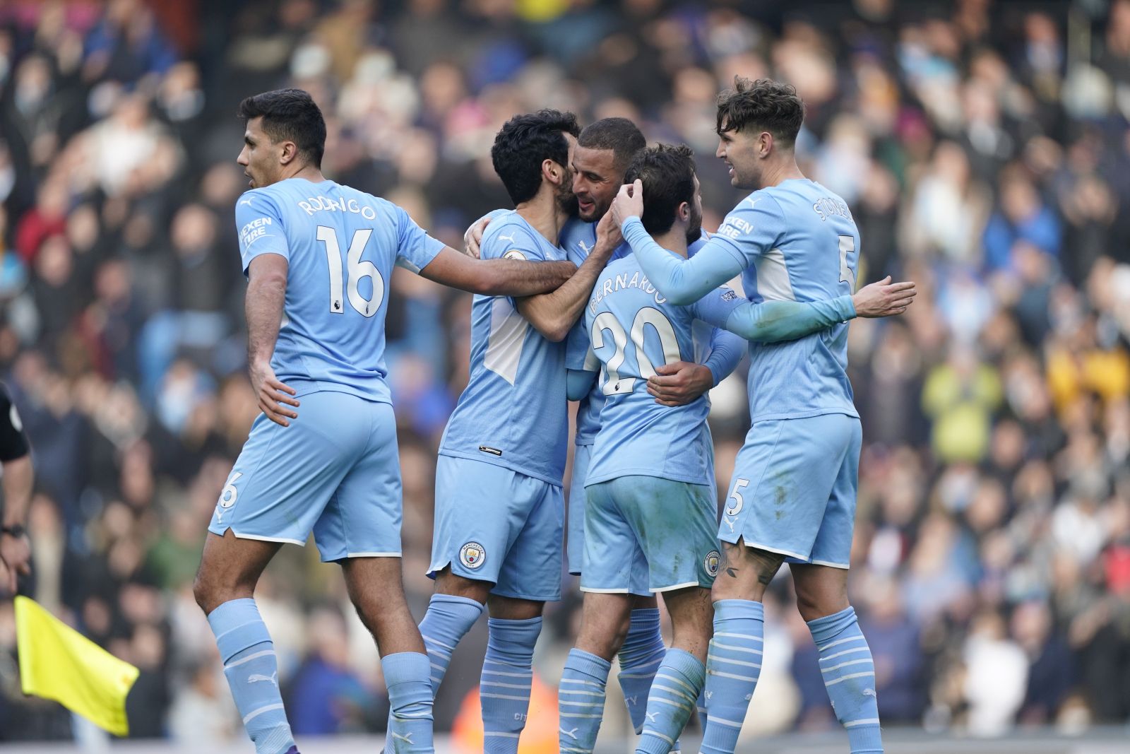 epa09687402 Manchester City players celebrate after the English Premier League soccer match between Manchester City and Chelsea FC in Manchester, Britain, 15 January 2022.  EPA/Tim Keeton EDITORIAL USE ONLY. No use with unauthorized audio, video, data, fixture lists, club/league logos or 'live' services. Online in-match use limited to 120 images, no video emulation. No use in betting, games or single club/league/player publications