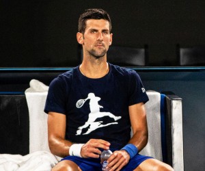 epa09688747 (FILE) - Novak Djokovic of Serbia rests during a practice session ahead of the Australian Open Grand Slam tennis tournament at Melbourne Park in Melbourne, Australia, 14 January 2022 (reissued 16 January 2022). Djokovic lost appeal against deportation from Australia and will not be able to defend his Australian Open title in Melbourne.  EPA/DIEGO FEDELE  AUSTRALIA AND NEW ZEALAND OUT