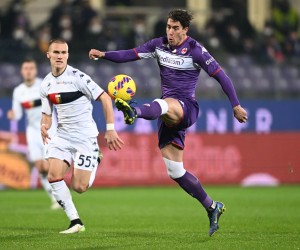 epa09691921 Fiorentina's forward Dusan Vlahovic (R) in action during the Italian serie A soccer match ACF Fiorentina vs Genoa at Artemio Franchi Stadium in Florence, Italy, 17 January 2022.  EPA/CLAUDIO GIOVANNINI