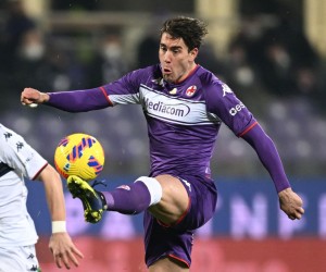 epa09691921 Fiorentina's forward Dusan Vlahovic (R) in action during the Italian serie A soccer match ACF Fiorentina vs Genoa at Artemio Franchi Stadium in Florence, Italy, 17 January 2022.  EPA/CLAUDIO GIOVANNINI