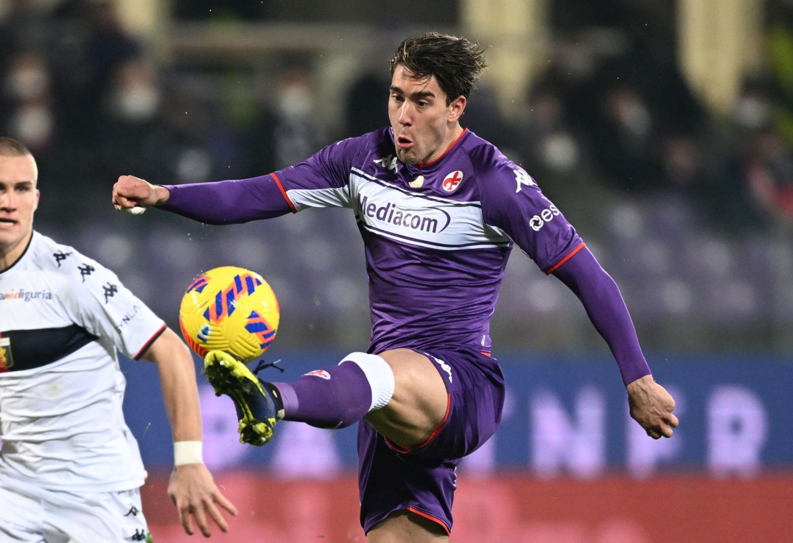 epa09691921 Fiorentina's forward Dusan Vlahovic (R) in action during the Italian serie A soccer match ACF Fiorentina vs Genoa at Artemio Franchi Stadium in Florence, Italy, 17 January 2022.  EPA/CLAUDIO GIOVANNINI