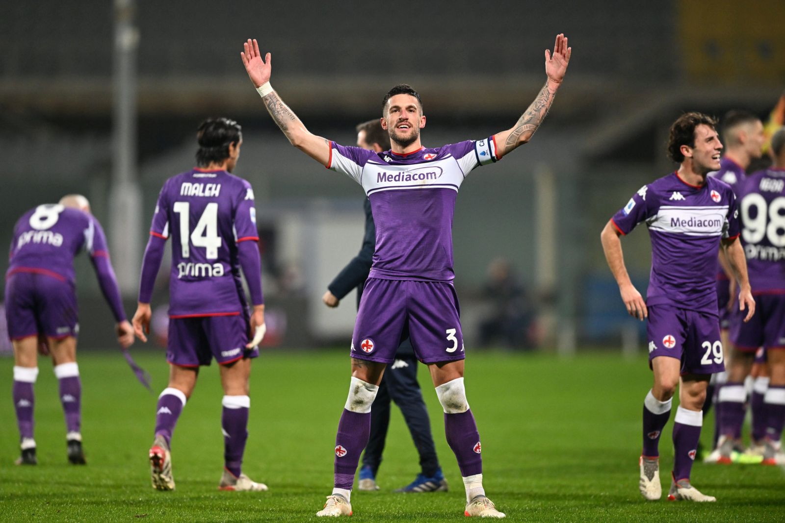 epa09691935 Fiorentina's midfielder Cristiano Biraghi celebrates after scoring during the Italian serie A soccer match ACF Fiorentina vs Genoa at Artemio Franchi Stadium in Florence, Italy, 17 January 2022.  EPA/CLAUDIO GIOVANNINI