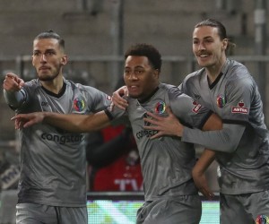 epa09693705 St. Pauli's Etienne Amenyido (C) celebrates with teammates after scoring the opening goal during the German DFB Cup round of sixteen soccer match between FC St.Pauli and Borussia Dortmund in Hamburg, Germany, 18 January 2022.  EPA/FOCKE STRANGMANN CONDITIONS - ATTENTION: The DFB regulations prohibit any use of photographs as image sequences and/or quasi-video.