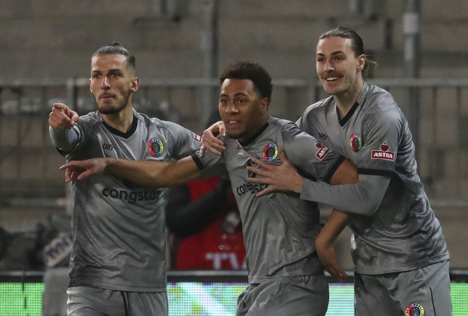 epa09693705 St. Pauli's Etienne Amenyido (C) celebrates with teammates after scoring the opening goal during the German DFB Cup round of sixteen soccer match between FC St.Pauli and Borussia Dortmund in Hamburg, Germany, 18 January 2022.  EPA/FOCKE STRANGMANN CONDITIONS - ATTENTION: The DFB regulations prohibit any use of photographs as image sequences and/or quasi-video.