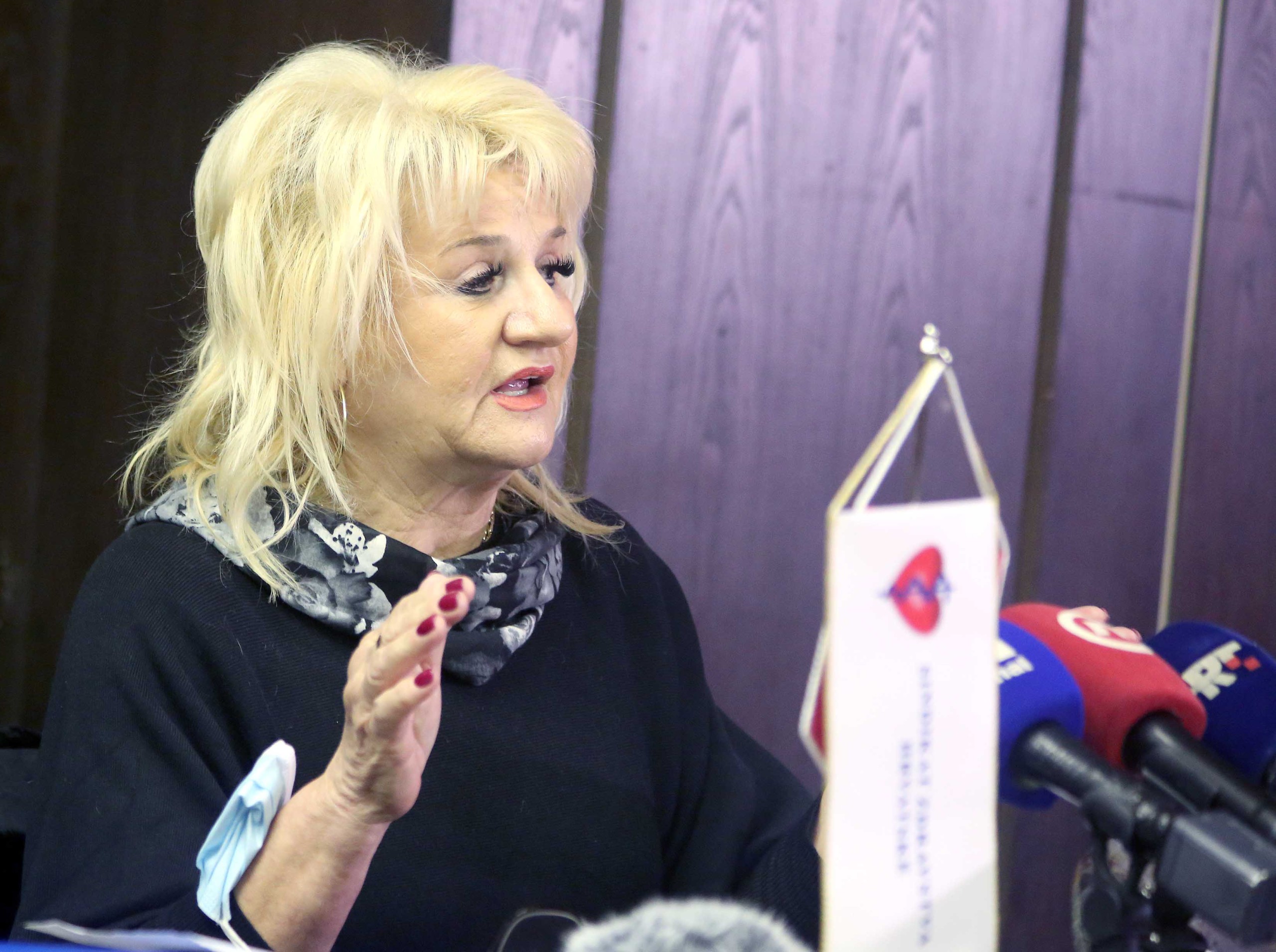 Rijeka, 19.01.2022. - Predsjednica Sindikata zdravstva Hrvatske Rijeka Radmila Čahut Jurišić u srijedu je u sindikalnom domu Franjo Belulović održala tiskovnu konferenciju na temu: Državni inspektorat utvrdio nepravilnosti u radu Uprave KBC Rijeka. Slijedi novčana kazna u iznosu od 61.000,00 kn.
foto HINA/ Miljenko KLEPAC/ ml