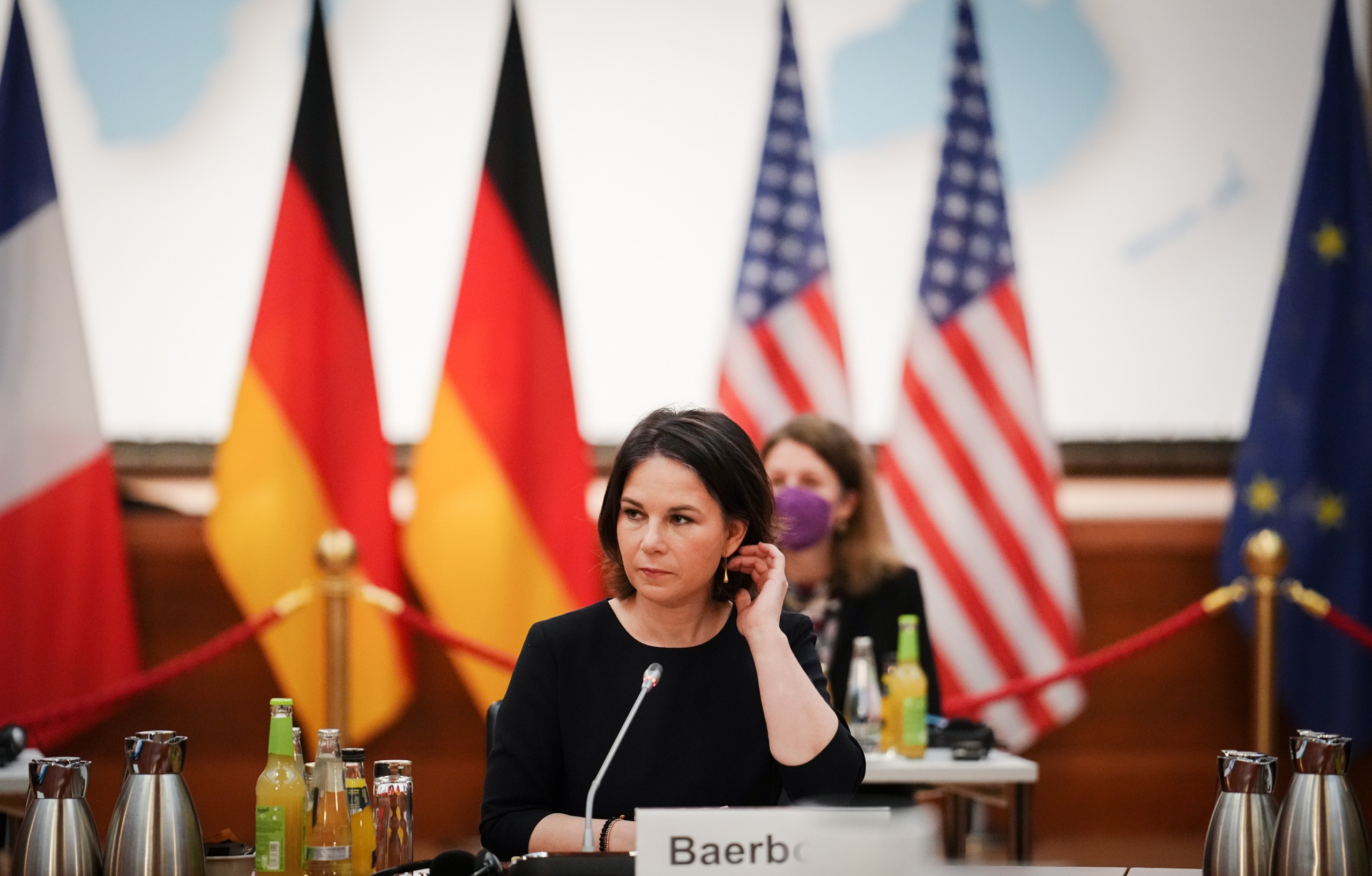 epa09696704 German Federal Minister for Foreign Affairs Annalena Baerbock chairs the Transatlantic Quad meeting with counterparts from France, United States and Britain in Berlin, Germany, 20 January 2022. Foreign ministers from Germany and France, a representative for Britain and the US State Secretary meet in Berlin to discuss the situation in Ukraine.  EPA/KAY NIETFELD / POOL