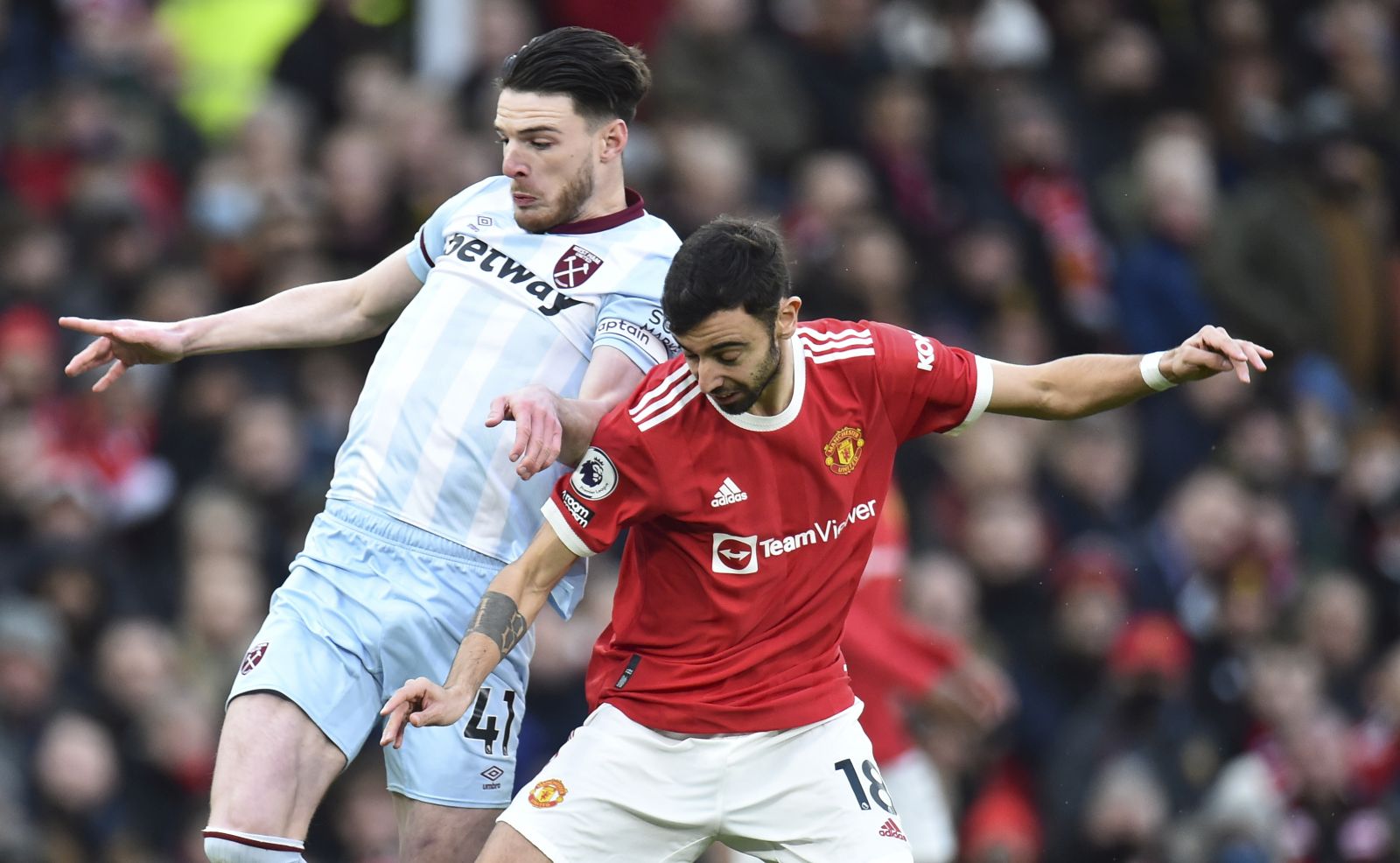 epa09702223 West Ham's Declan Rice (L) in action against Manchester United's Bruno Fernandes (R) during the English Premier League soccer match between Manchester United and West Ham United in Manchester, Britain, 22 January 2022.  EPA/Peter Powell EDITORIAL USE ONLY. No use with unauthorized audio, video, data, fixture lists, club/league logos or 'live' services. Online in-match use limited to 120 images, no video emulation. No use in betting, games or single club/league/player publications