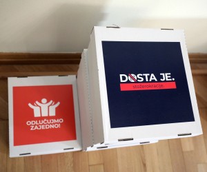 Zagreb, 24.1.2022.- Most je u utorak neto iza podneva u Hrvatskom saboru predao potpise graðana prikupljene za raspisivanje referenduma kojima se trai ukidanje covid potvrda i "stoerokracije", odnosno prebacivanje ovlasti s Nacionalnog stoera na Sabor. 
foto HINA/ Admir BULJUBAIÆ/ ua