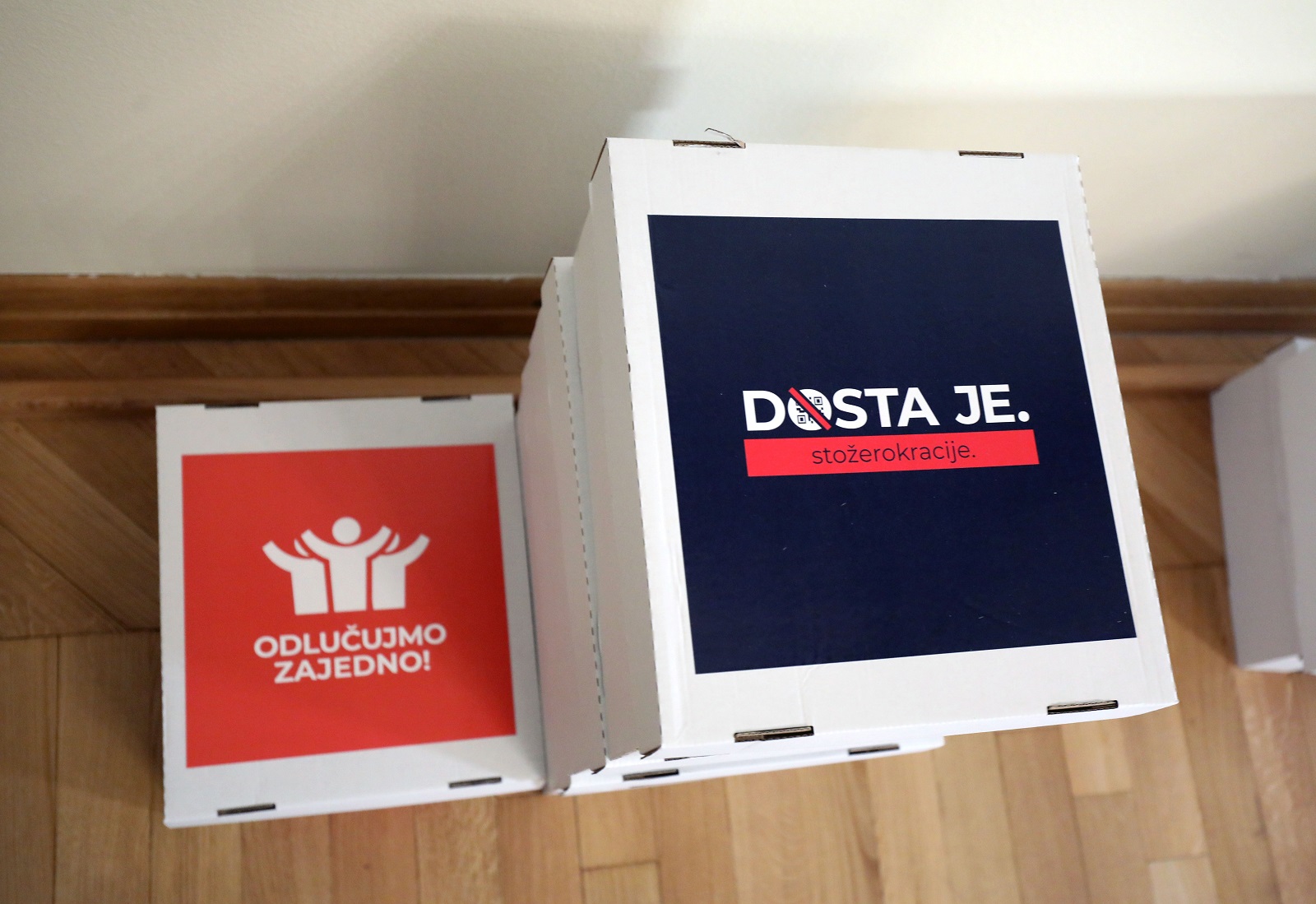Zagreb, 24.1.2022.- Most je u utorak neto iza podneva u Hrvatskom saboru predao potpise graðana prikupljene za raspisivanje referenduma kojima se trai ukidanje covid potvrda i "stoerokracije", odnosno prebacivanje ovlasti s Nacionalnog stoera na Sabor. 
foto HINA/ Admir BULJUBAIÆ/ ua