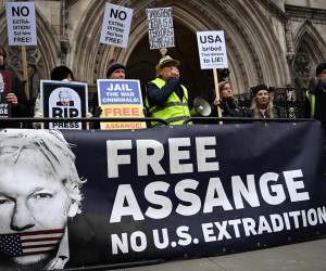 epa09706236 Julian Assange supporters outside the High Court in London, Britain, 24 January 2022. Wikileaks founder Julian Assange has won the right to ask the UK's Supreme Court to hear his case against US extradition.  EPA/ANDY RAIN