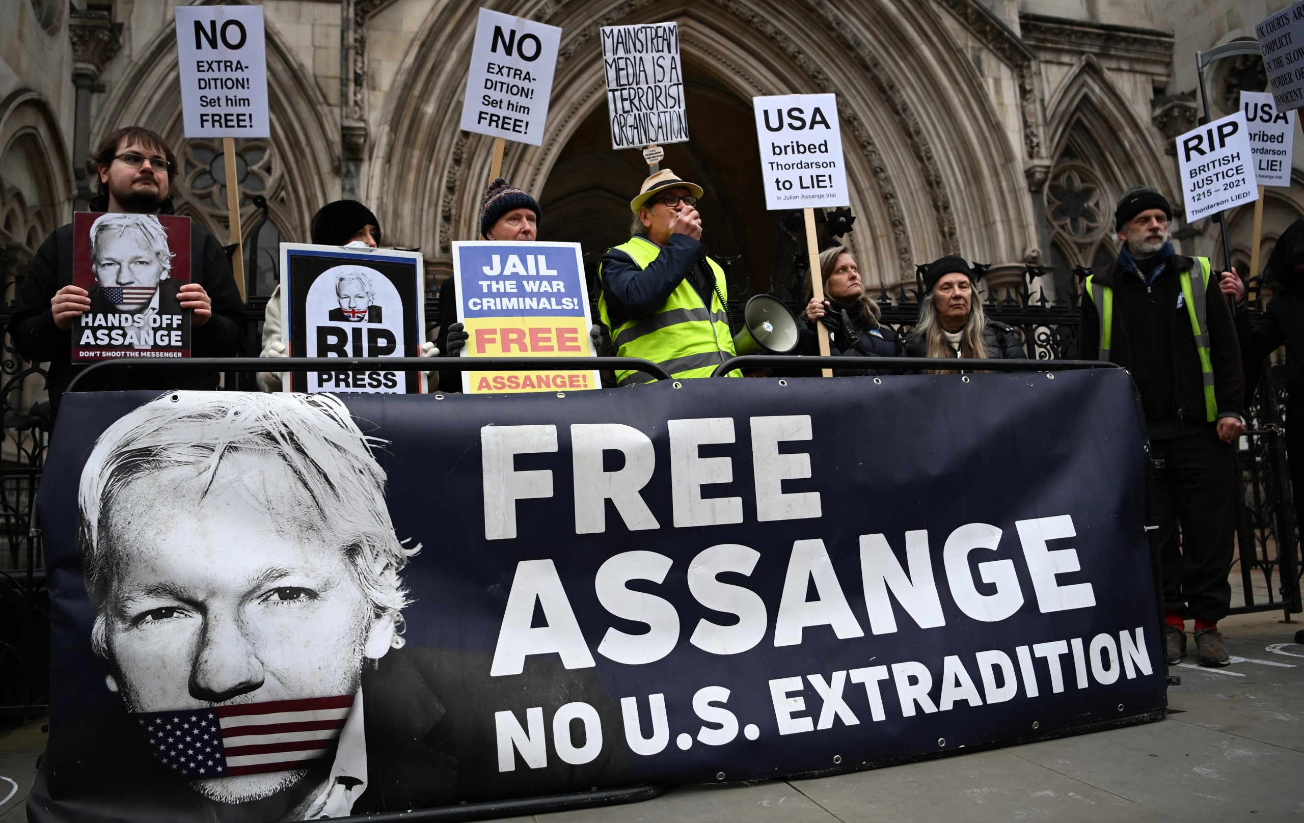 epa09706236 Julian Assange supporters outside the High Court in London, Britain, 24 January 2022. Wikileaks founder Julian Assange has won the right to ask the UK's Supreme Court to hear his case against US extradition.  EPA/ANDY RAIN