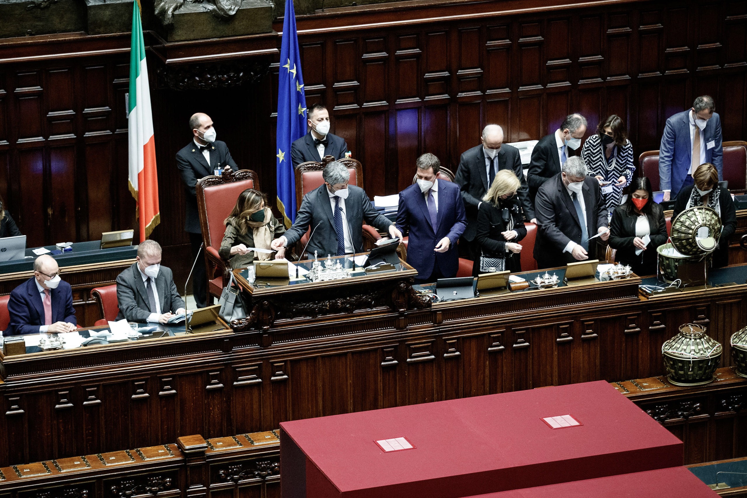 epa09707038 Elisabetta Alberti Casellati and Roberto Fico during the vote in the Lower House (Chamber of Deputies) as lawmakers from both houses of parliament and regional representatives start voting to elect Italy's new President, in Rome, Italy, 24 January 2022. Most of 1,009 'grand electors' are expected to cast blank papers in the first ballot with no deal so far between the major political parties on who should replace President Mattarella, whose seven-year term is coming to an end.  EPA/ROBERTO MONALDO / POOL