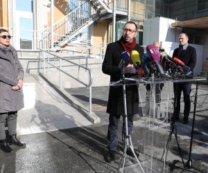 Zagreb, 25.01.2022 - Zagrebački gradonačelnik Tomislav Tomašević otvorio je obnovljenu Osnovnu školu Miroslava Krleže, riječ je o prvoj zgradi odgojno – obrazovne namjene, cjelovito obnovljenoj nakon potresa sredstvima Europske unije. Na fotografiji Danijela Dolenec, Tomislav Tomašević, Luka Korlaet.
foto HINA/ Admir BULJUBAŠIĆ/ abu