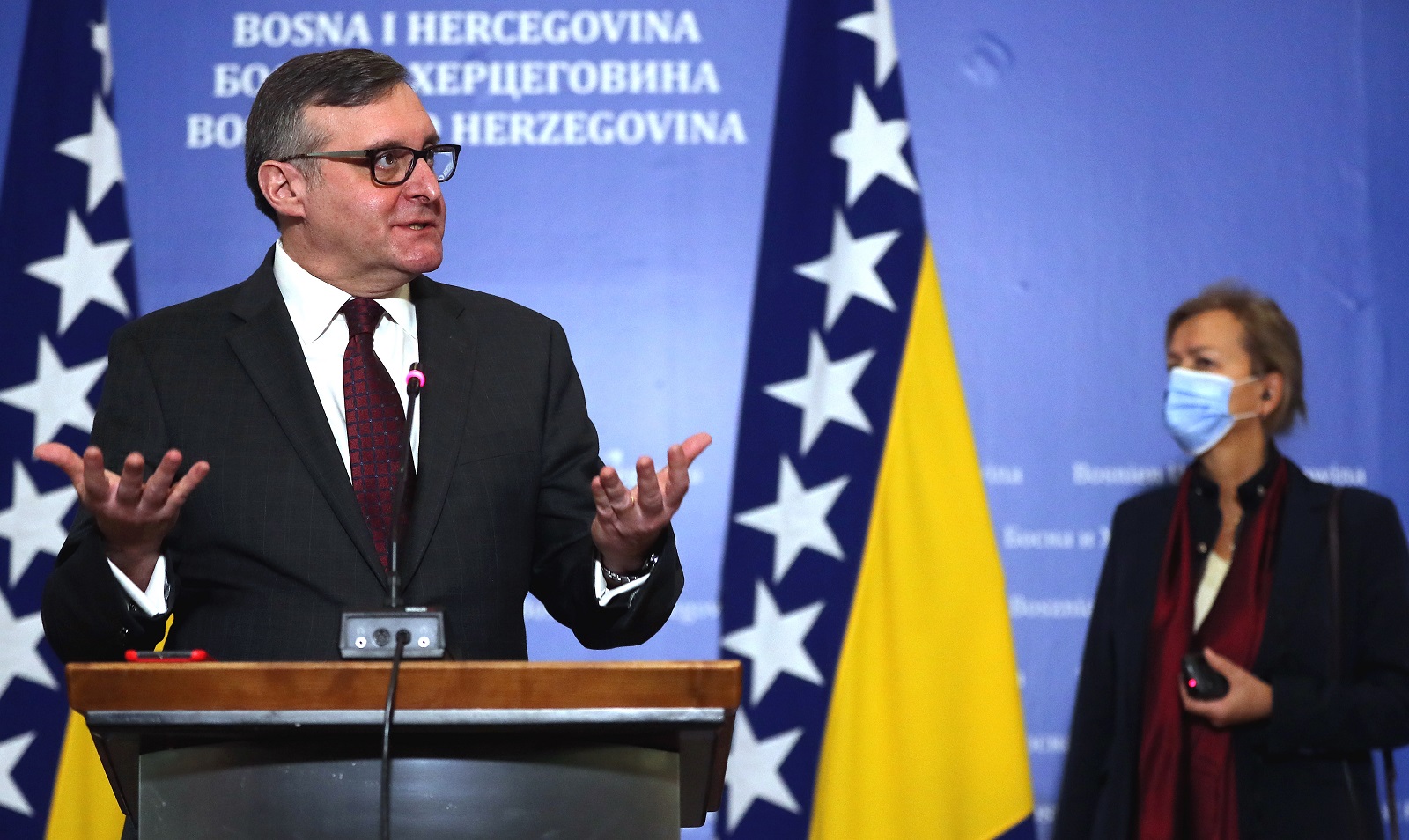 epa09710231 EU Director for Western Europe, the Western Balkans and Turkey Angelina Eichhorst (R) and US Secretary of State's Special Representative for the Western Balkans Matthew Palmer (L) attend a joint press conference after a meeting with Joint Collegium of the BiH Parliamentary Assembly, in Sarajevo, Bosnia and Herzegovina, 26 January 2022. US Special Representative for the Western Balkans Matthew Palmer, arrived on a working visit to Bosnia and Herzegovina.  EPA/FEHIM DEMIR