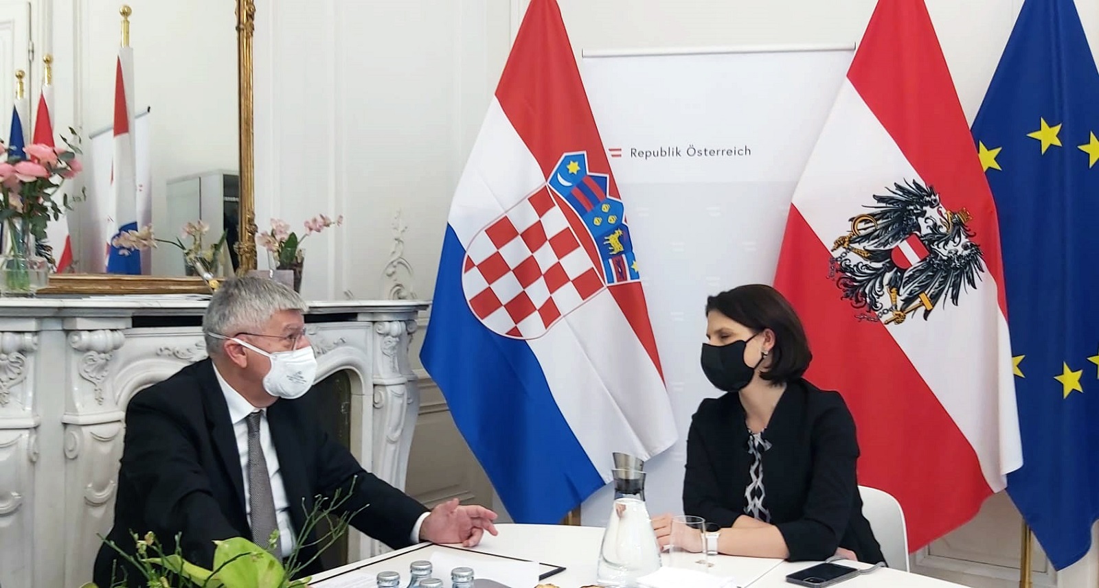 Beè, 26.01.2022 -  Potpredsjednik Hrvatskoga sabora akademik eljko Reiner, u sklopu dvodnevnog posjeta Republici Austriji, odrao je u Beèu sastanak sa saveznom ministricom za Europsku uniju i Ustav Republike Austrije Karoline Edtstadler. foto HINA/ Hrvatski sabor/ ik