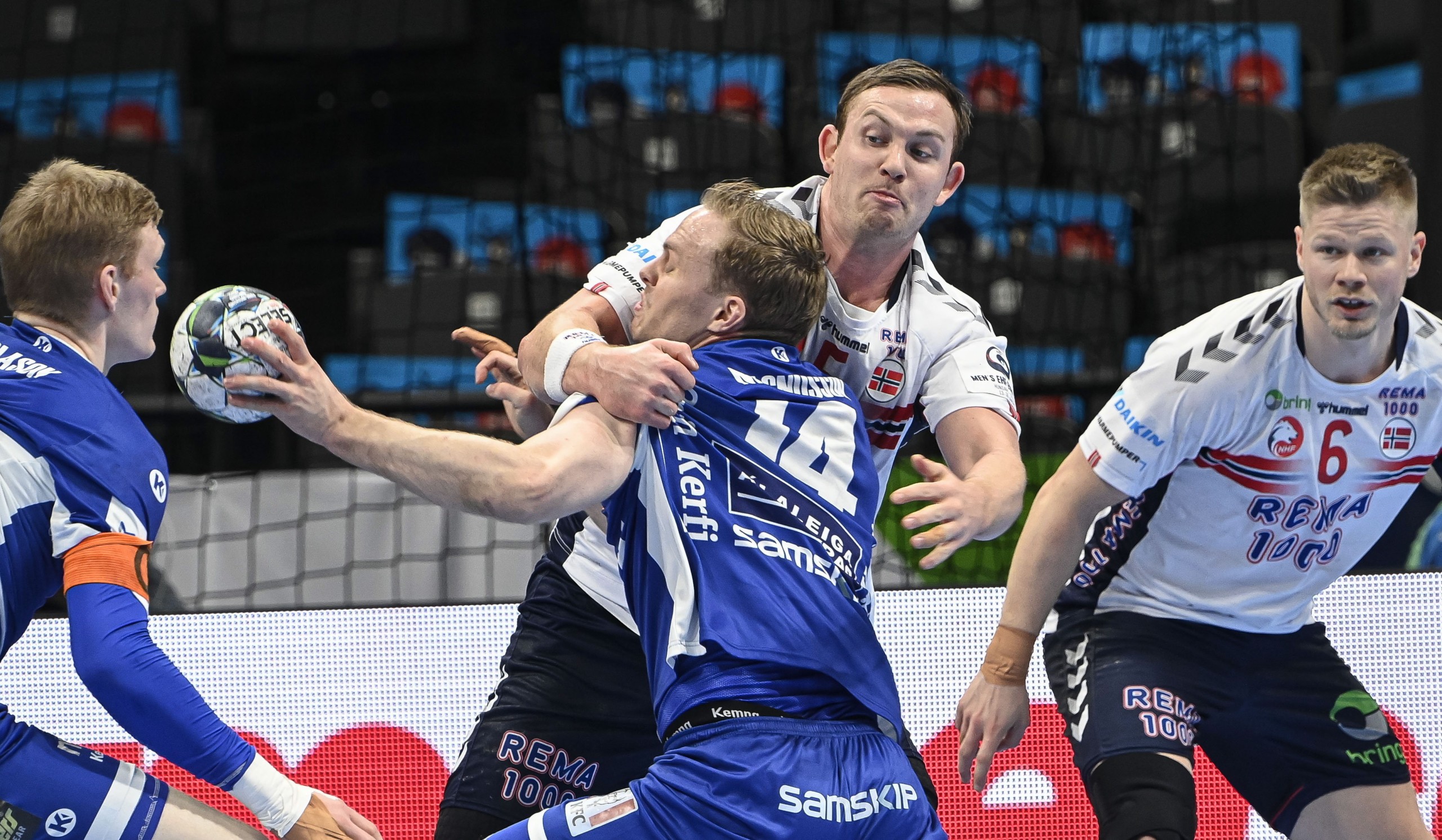epa09714512 Omar Ingi Magnusson (C-L) of Iceland in action against Sander Sagosen (C-R) of Norway during the Men's European Handball Championship match for the fifth position between Iceland and Norway at the MVM Dome in Budapest, Hungary, 28 January 2022.  EPA/Zsolt Szigetvary HUNGARY OUT