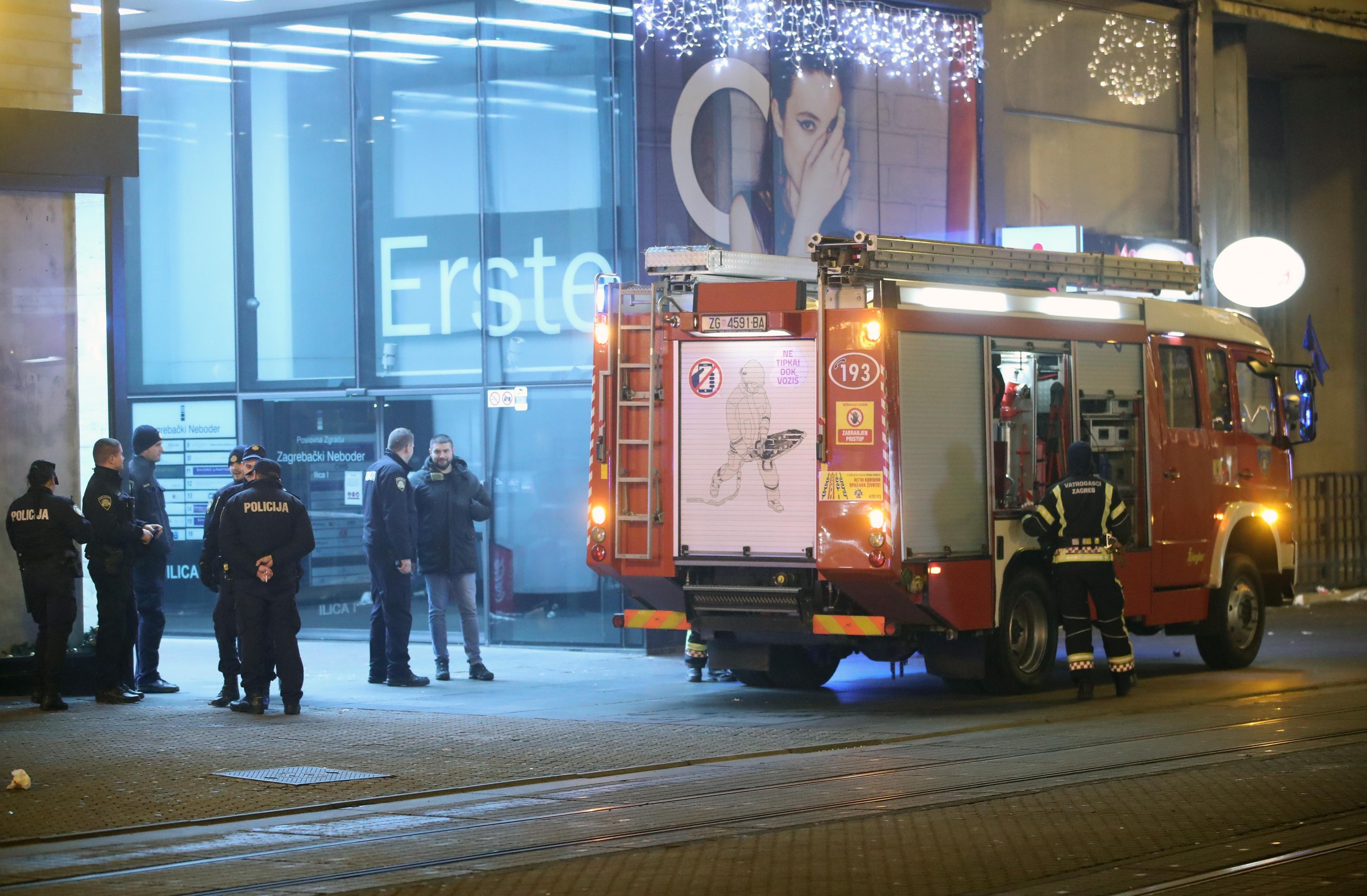 01.01.2022., Zagreb - Trg bana Josipa Jelacica 1. Jutros oko 2:30 stigla je dojava da se radi o pozaru krovista nebodera. Po dolasku vatrogasaca utvrdjeno je da se radi o pozaru ljepenke na vrhu nebodera, povrsine 24 m2. Photo: Sanjin Strukic/PIXSELL