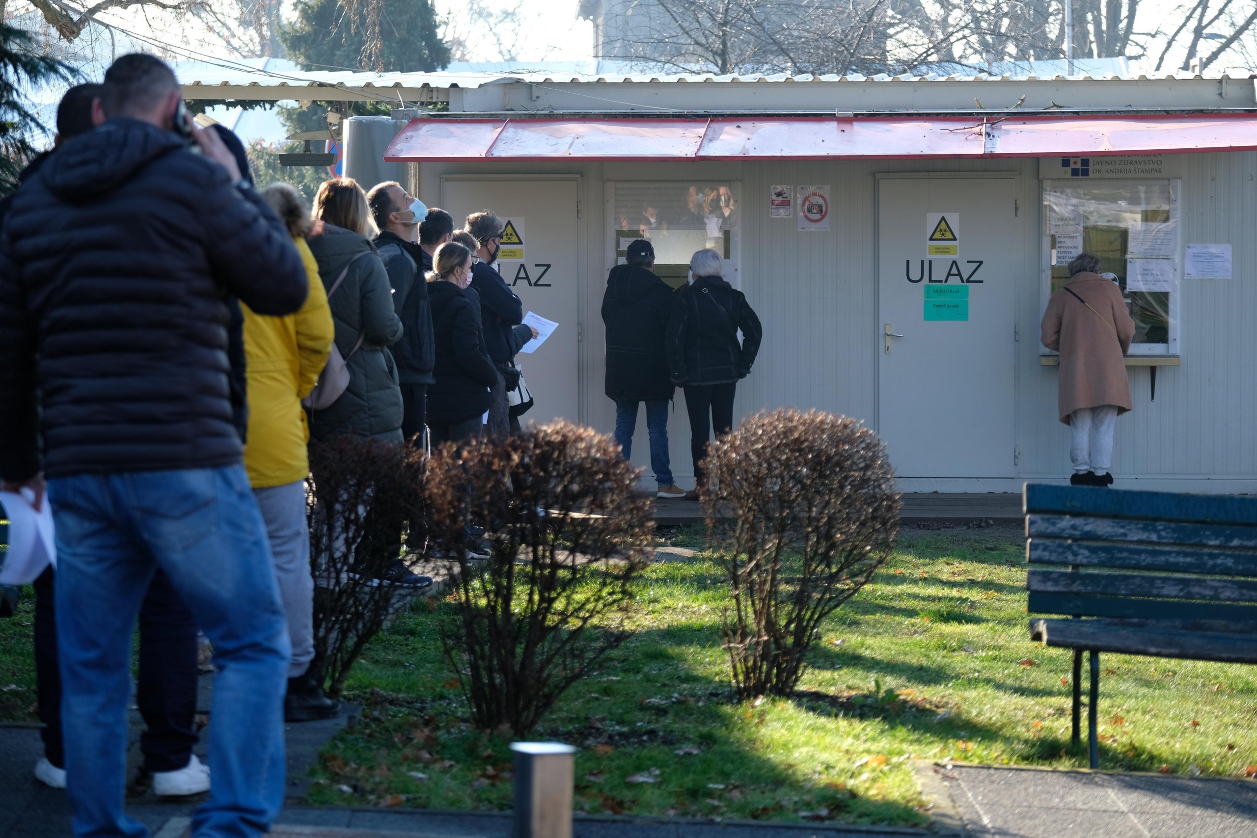 2.1.2022., Zagreb - Drugog dana nove godine nastavlja se s testiranjima ispred Nastavnog zavoda za javno zdravstvo Andrija Stampar. Guzva se stvara iako je nedjelja. Photo: Slaven Branislav Babic/PIXSELL