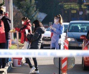 2.1.2022., Zagreb - Drugog dana nove godine nastavlja se s testiranjima ispred Nastavnog zavoda za javno zdravstvo Andrija Stampar. Guzva se stvara iako je nedjelja. Photo: Slaven Branislav Babic/PIXSELL