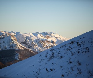 02.01.2022., Bjelasnica, Bosna i Hercegovina - Bjelasnica je planina u centralnom dijelu Bosne i Hercegovine udaljenosti 25 km od glavnog grada Sarajeva. Na Bjelasnici su odrzane 14. Zimske Olipijske igre. Danas je odlicno skijaliste s vrhunski uredjenim stazama i raznim sadrzajima koje posjecuju skijasi iz cijele regije i svijeta. Photo: Igor Soban/PIXSELL