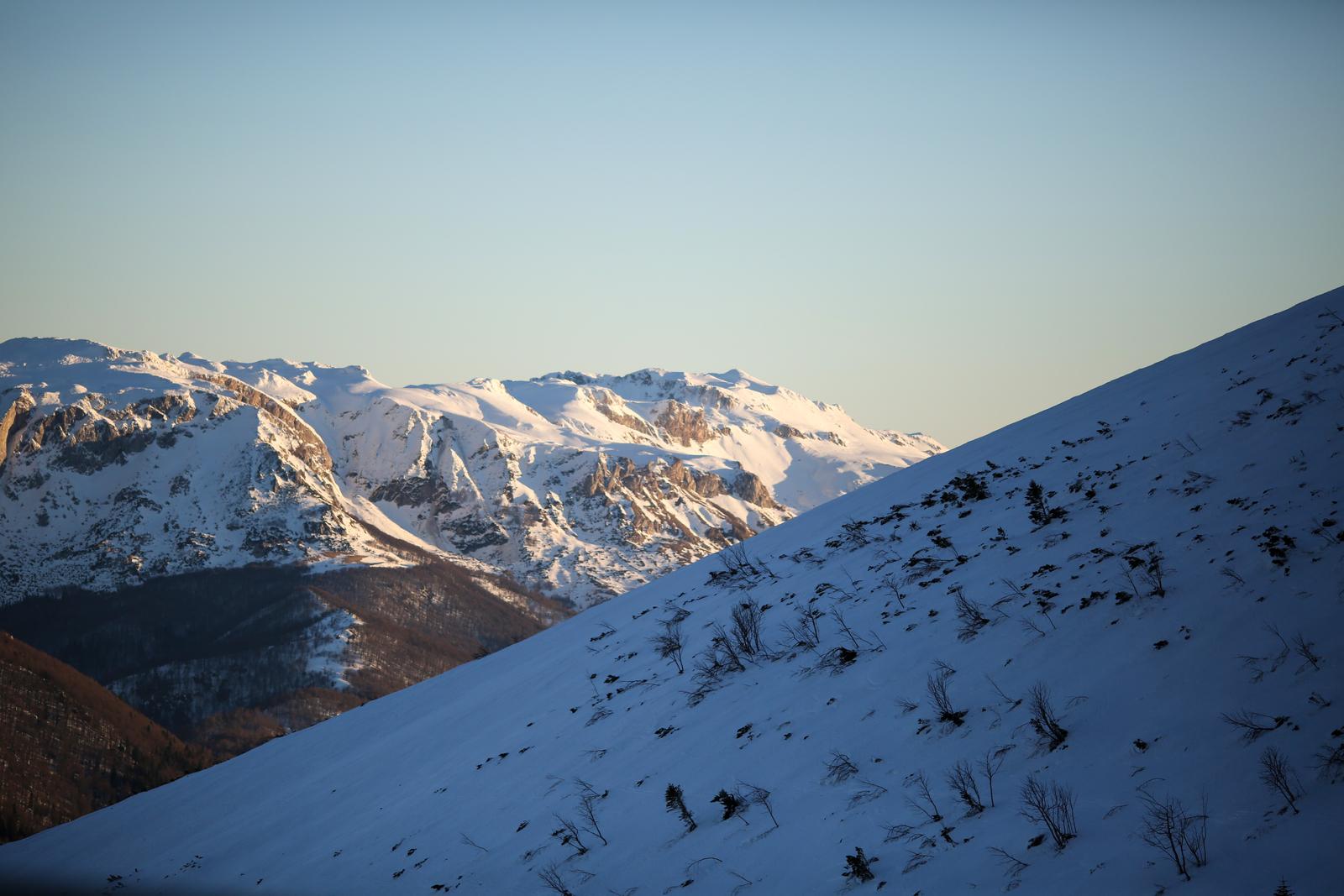 02.01.2022., Bjelasnica, Bosna i Hercegovina - Bjelasnica je planina u centralnom dijelu Bosne i Hercegovine udaljenosti 25 km od glavnog grada Sarajeva. Na Bjelasnici su odrzane 14. Zimske Olipijske igre. Danas je odlicno skijaliste s vrhunski uredjenim stazama i raznim sadrzajima koje posjecuju skijasi iz cijele regije i svijeta. Photo: Igor Soban/PIXSELL