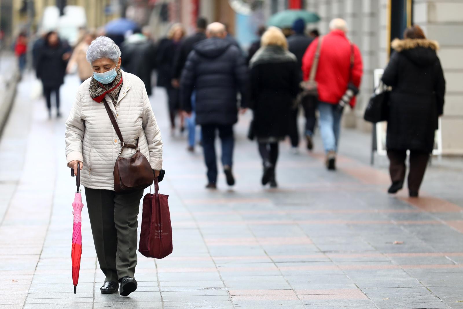 02.12.2021., Sarajevo, Bosna i Hercegovina - Unatoc pojavljivanju novih sojeva virusa i pogorsanju epidemioloske slike, veliki broj gradjana ne nosi maske na ulicama.
 Photo: Armin Durgut/PIXSELL