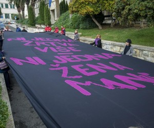 03.12.2021., Split - Udruga Domine u suradnji s Gradom Splitom razvukli su crnu zastavu s porukom protiv nasilja nad zenama. Na taj nacin su se simbolicno oprostili od preminule sugradanke koju je na brutalan nacin ubio bivsi partner na radnom mjestu. 
 Photo: Miroslav Lelas/PIXSELL