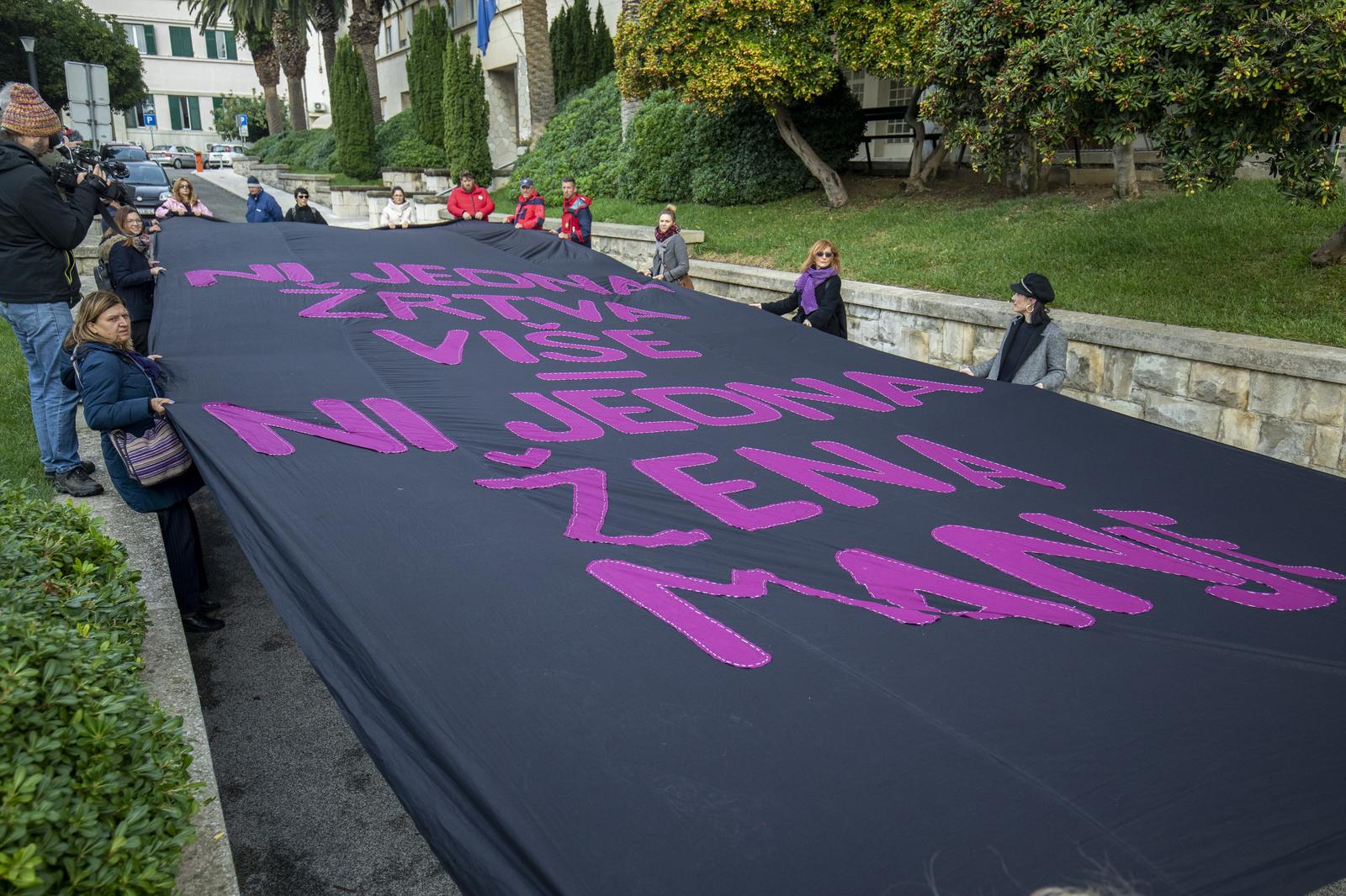 03.12.2021., Split - Udruga Domine u suradnji s Gradom Splitom razvukli su crnu zastavu s porukom protiv nasilja nad zenama. Na taj nacin su se simbolicno oprostili od preminule sugradanke koju je na brutalan nacin ubio bivsi partner na radnom mjestu. 
 Photo: Miroslav Lelas/PIXSELL