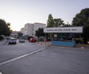 04.10.2021., Split - Ispred KBC Split odrzan je prosvjed podrske onim zdravstvenim radnicima koji se protive uvodenju Covid potvrda u zdravstvo. Prosvjednici su glasnim zvizducima i povicima prekinuli izjavu ravnatelja KBC-a. Photo: Miroslav Lelas/PIXSELL