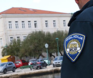 05.11.2018., Pucisca, otok Brac - Ilustracija policije nedaleko zgrade osnovne skole."nPhoto: Ivo Cagalj/PIXSELL