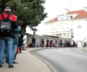06.02.2021., Zagreb - U organizaciji Zena 365 clanovi Stranke rada i solidarnosti korisnicima pucke kuhinje Dom svetog Antuna dijelili su kuhano vino, caj i kolacice. Na dogadjanju je dosao i predsjednik Stranke rada i solidarnosti Milan Bandic koji je okupljenim medijima dao i kratku izjavu. rrPhoto: Goran Stanzl/PIXSELL