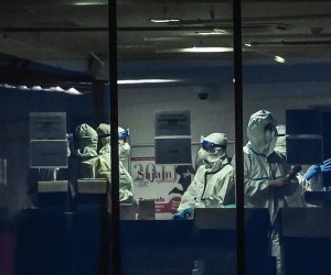 07.12.2020., Zagreb- Zbog povecanog broja zarazenih COVID-19 virusom Arena Zagreb postala je bolnica. Dok s jedne strane medicinske sestre i doktori u zastitnim odijelima brinu za oboljele s druge strane je blagdansko bljestavilo Arena Centra. Photo: Igor Soban/PIXSELL