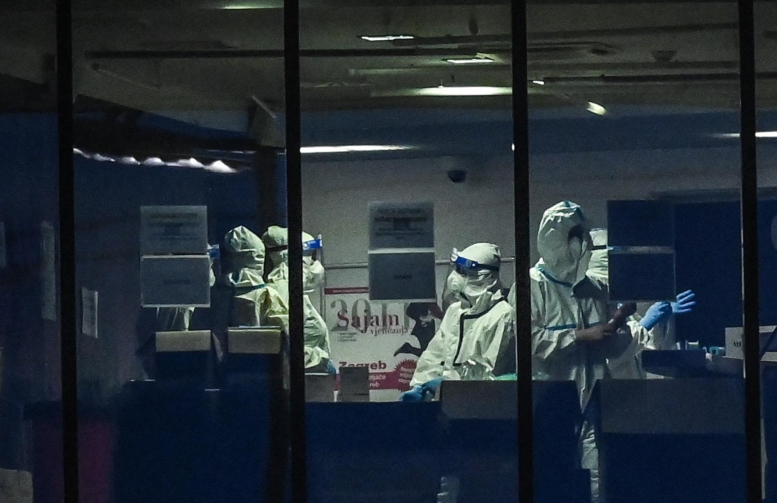 07.12.2020., Zagreb- Zbog povecanog broja zarazenih COVID-19 virusom Arena Zagreb postala je bolnica. Dok s jedne strane medicinske sestre i doktori u zastitnim odijelima brinu za oboljele s druge strane je blagdansko bljestavilo Arena Centra. Photo: Igor Soban/PIXSELL
