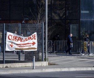 08.01.2022., Split - Gradjani cekaju u redu ispred punkta za cijepljenje u Spaladium Areni. Photo: Miroslav Lelas/PIXSELL