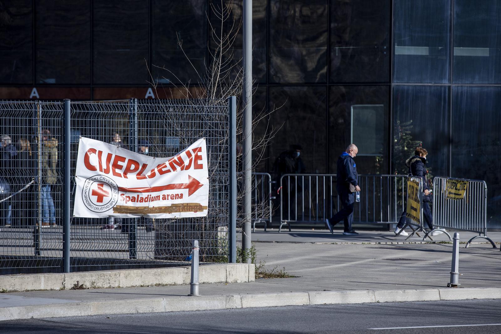 08.01.2022., Split - Gradjani cekaju u redu ispred punkta za cijepljenje u Spaladium Areni. Photo: Miroslav Lelas/PIXSELL