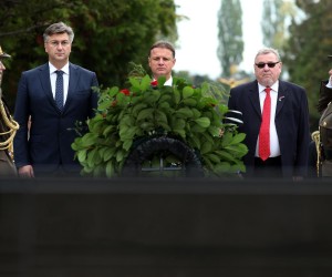 08.10.2017., Zagreb - Povodom Dana neovisnosti Republike Hrvatske na groblju Mirogoj polozeni su vijenci kod Sredisnjeg kriza u Aleji poginulih hrvatskih branitelja te na groblju prvog hrvatskog predsjednika dr. Franje Tudjmana. Premijer Andrej Plenkovic, predsjednik Sabora Gordan Jandrokovic, Vladimir Seks. Photo: Robert Anic/PIXSELL