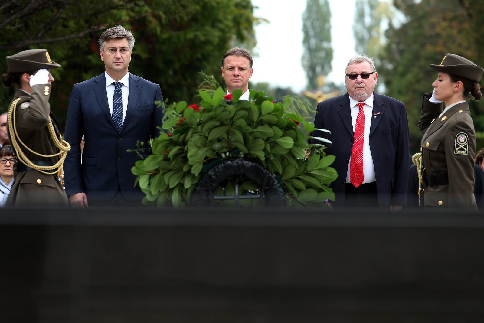 08.10.2017., Zagreb - Povodom Dana neovisnosti Republike Hrvatske na groblju Mirogoj polozeni su vijenci kod Sredisnjeg kriza u Aleji poginulih hrvatskih branitelja te na groblju prvog hrvatskog predsjednika dr. Franje Tudjmana. Premijer Andrej Plenkovic, predsjednik Sabora Gordan Jandrokovic, Vladimir Seks. Photo: Robert Anic/PIXSELL