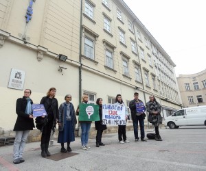 Zagreb: Predstavnici nekoliko udruga obilježile 80. godišnjicu Kristalne noći 09.11.2018., Zagreb - Predstavnici udruga organizirali su okupljanje povodom osamdesete obljetnice Kristalne noci ispred nekadasnje sinagoge u Praskoj ulici. Krugom sutnje i priopcenjem za javnost ukazali su na nuznost odupiranja sirenju straha i mrznje prema izbjeglicama i osobama migranstkog podrijetla. Photo: Luka Stanzl/PIXSELL