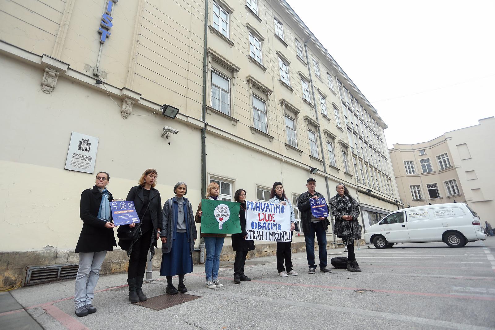 Zagreb: Predstavnici nekoliko udruga obilježile 80. godišnjicu Kristalne noći 09.11.2018., Zagreb - Predstavnici udruga organizirali su okupljanje povodom osamdesete obljetnice Kristalne noci ispred nekadasnje sinagoge u Praskoj ulici. Krugom sutnje i priopcenjem za javnost ukazali su na nuznost odupiranja sirenju straha i mrznje prema izbjeglicama i osobama migranstkog podrijetla. Photo: Luka Stanzl/PIXSELL