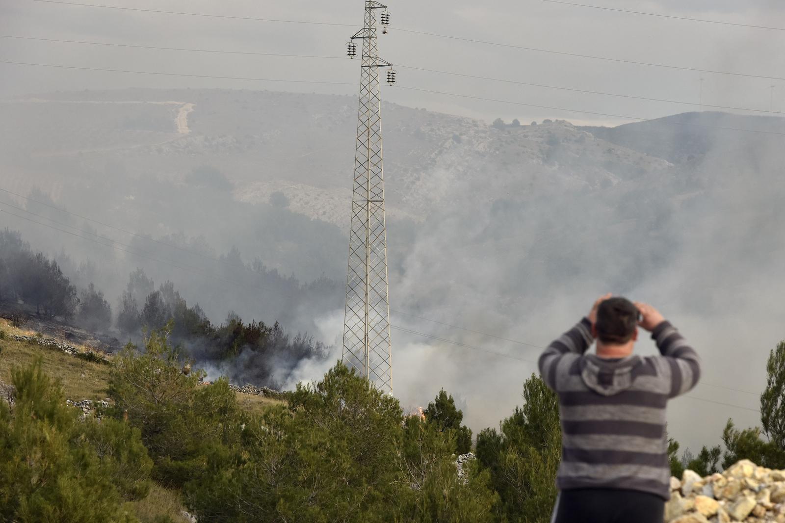 10.01.2022., Jadrtovac - Pozar na podrucju Jadrtovca gase vatrogasne  kopnene snage.  Photo: Hrvoje Jelavic/PIXSELL