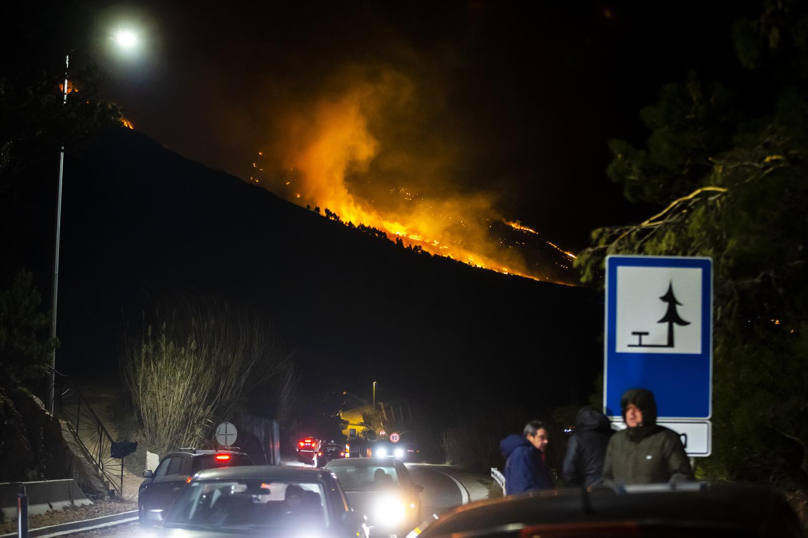 10.01.2022., Lokva Rogoznica - Velik pozar planuo je u Lokvi Rogoznici te se siri nosen jakom burom
 Photo: Miroslav Lelas/PIXSELL