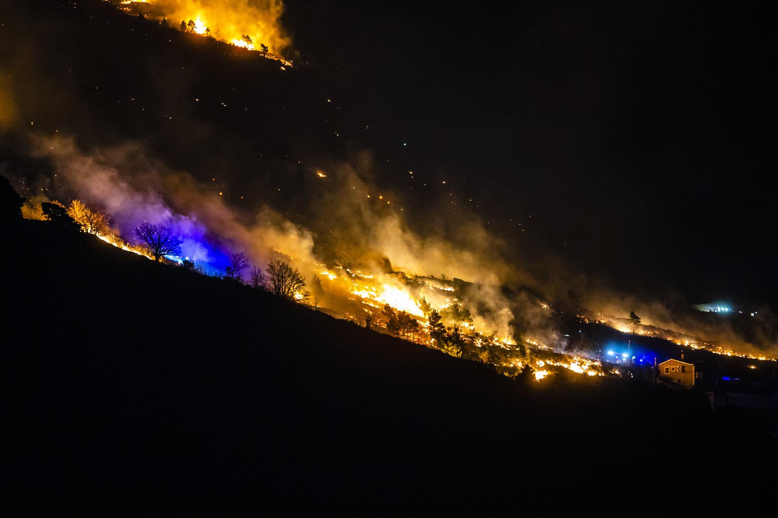 10.01.2022., Lokva Rogoznica - Velik pozar planuo je u Lokvi Rogoznici te se siri nosen jakom burom
 Photo: Miroslav Lelas/PIXSELL